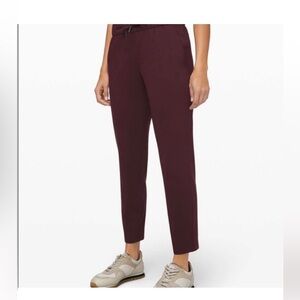 Lululemon. Size 6. 7/8 On the Fly Pant. Color: Granite